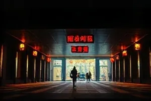 夏至未满中篮球场与记分牌的电影画面